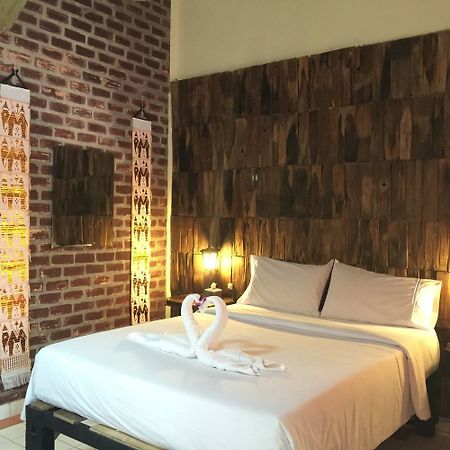 Baan Thai Homestay by bGb Villas Pantai Kata Bagian luar foto