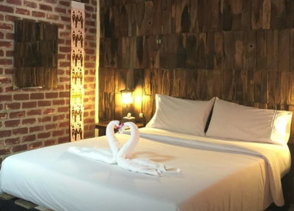 Baan Thai Homestay by bGb Villas Pantai Kata Bagian luar foto