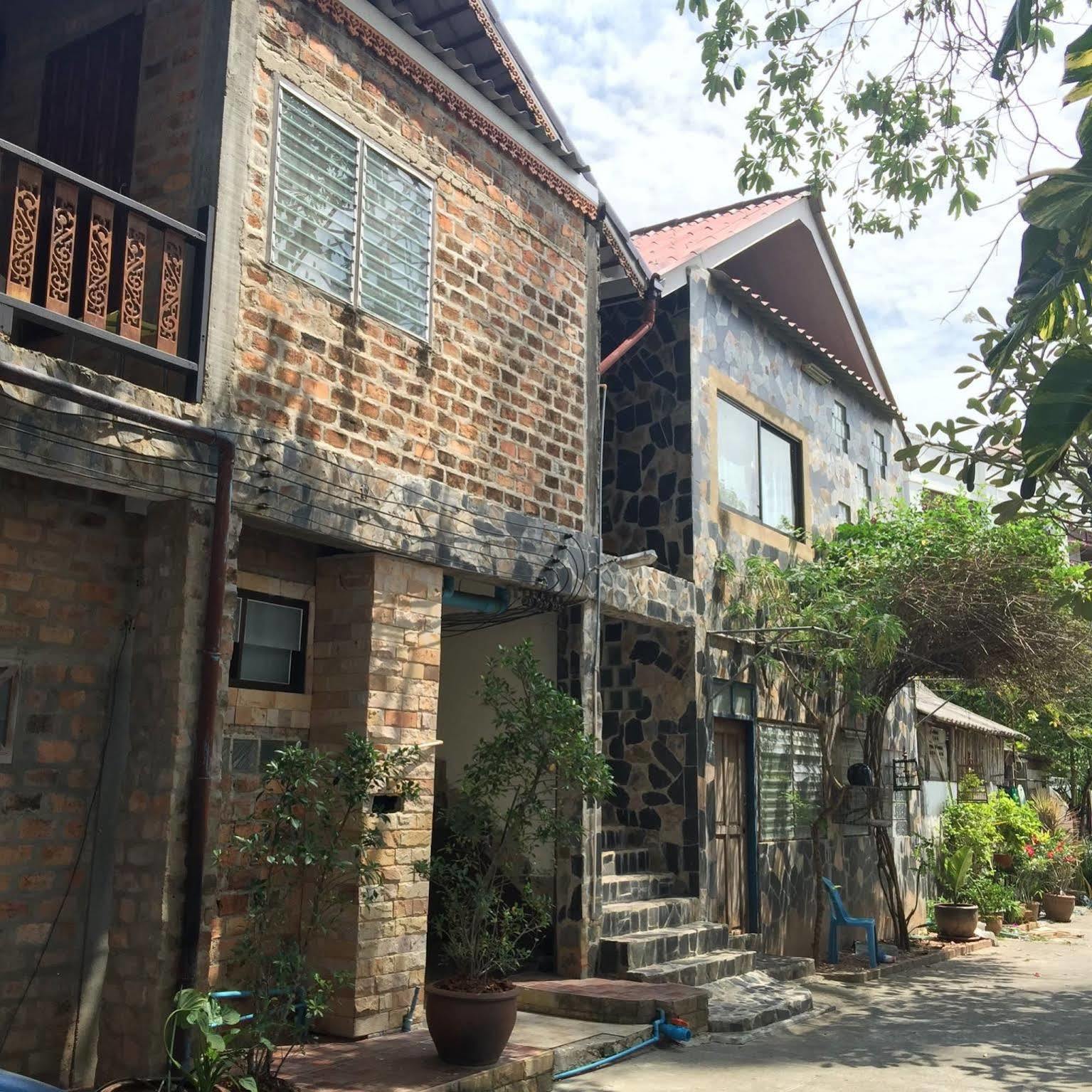 Baan Thai Homestay by bGb Villas Pantai Kata Bagian luar foto