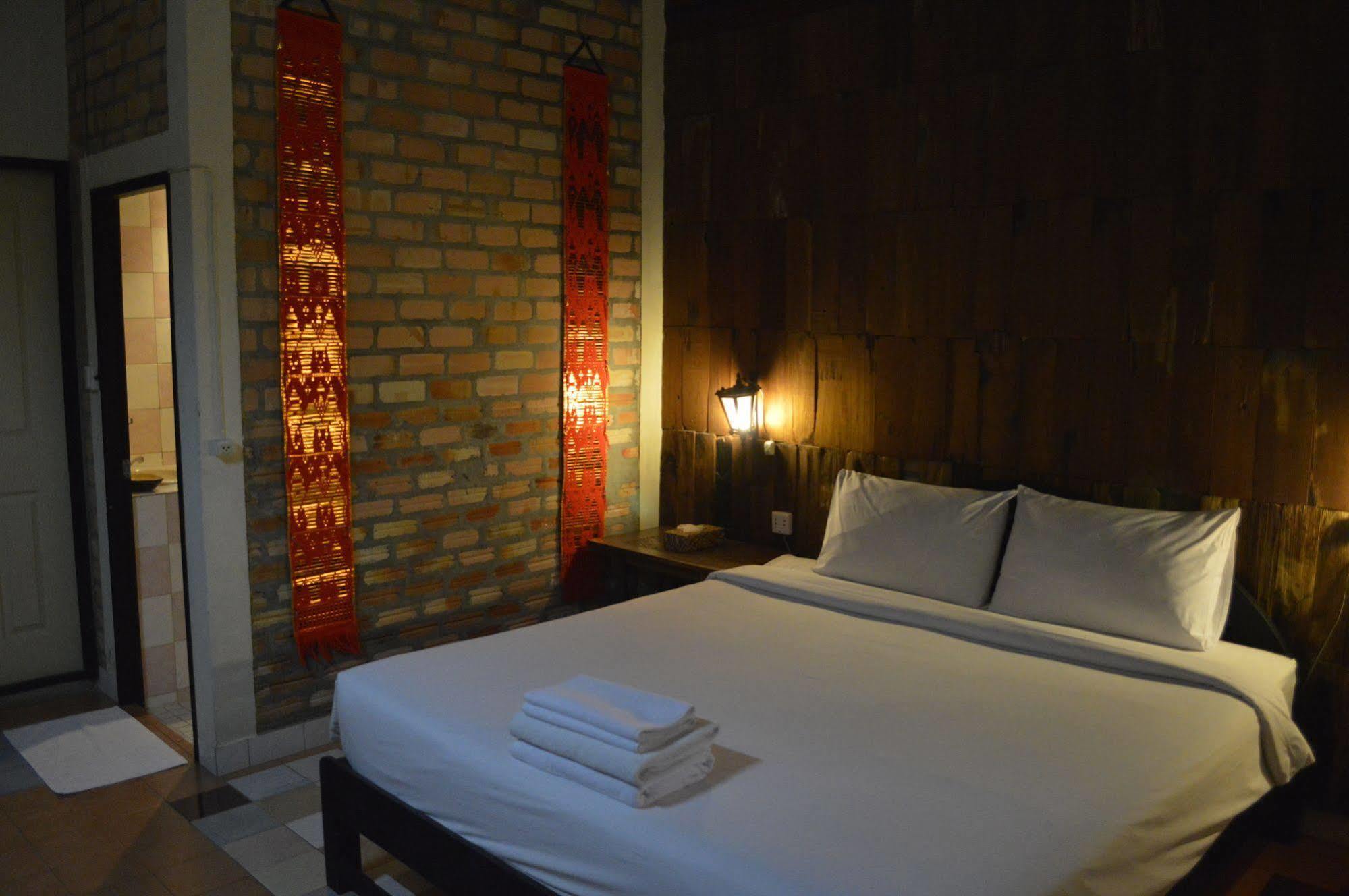 Baan Thai Homestay by bGb Villas Pantai Kata Bagian luar foto