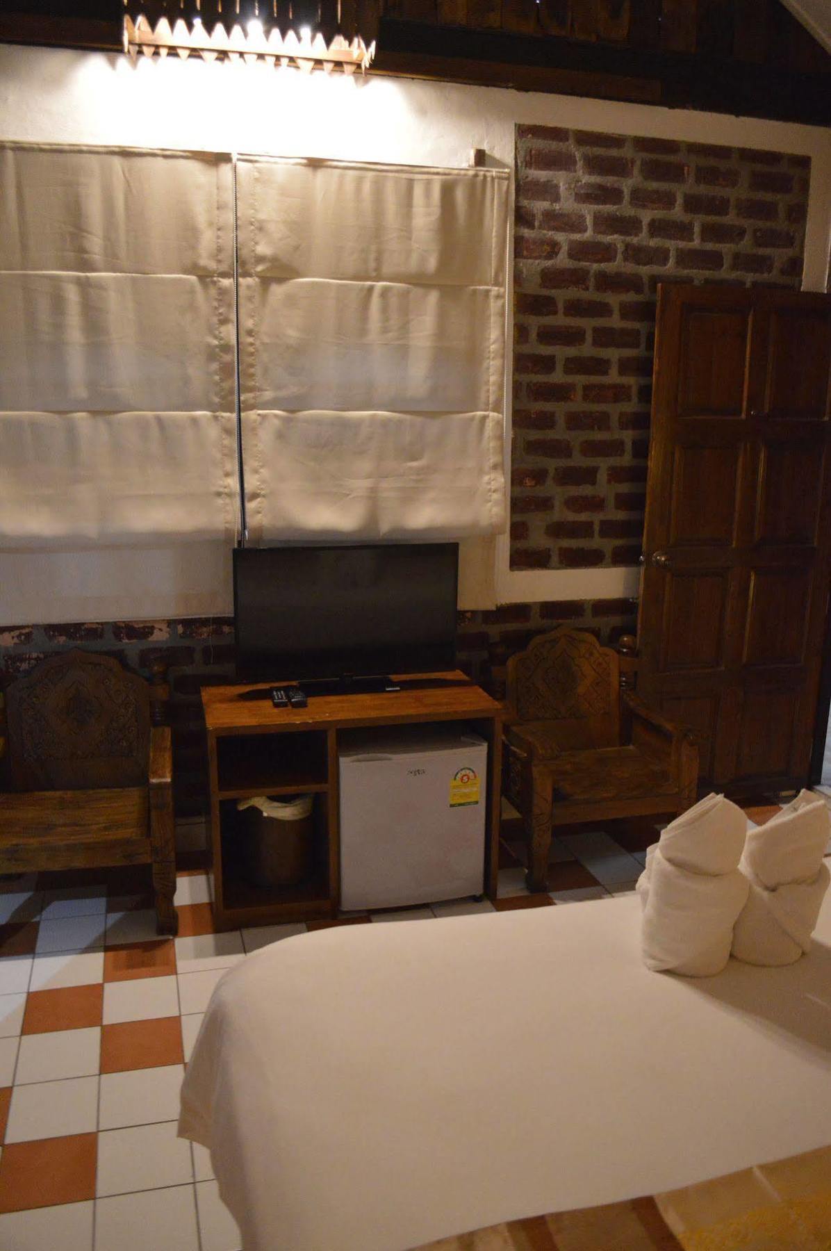 Baan Thai Homestay by bGb Villas Pantai Kata Bagian luar foto