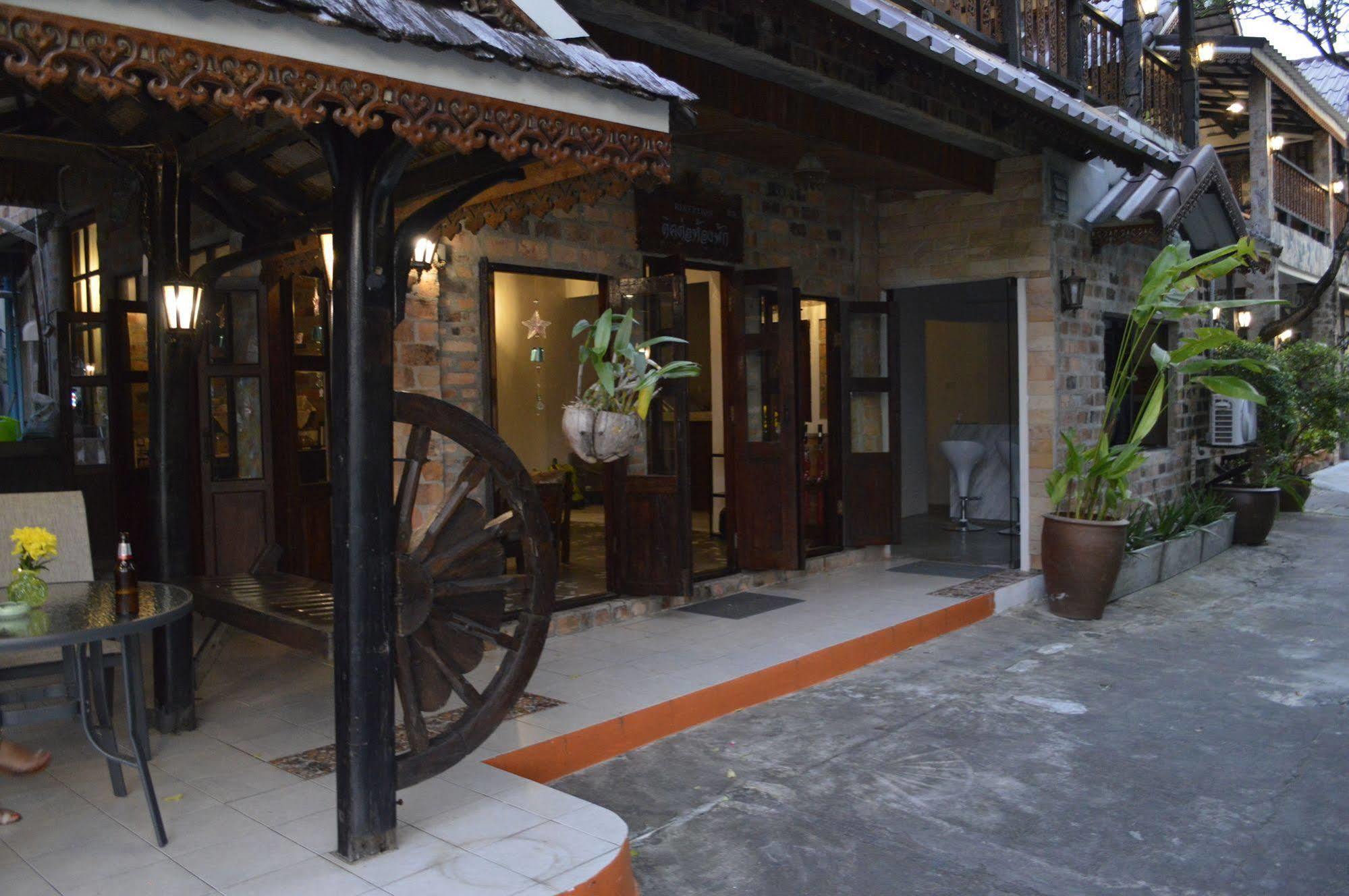 Baan Thai Homestay by bGb Villas Pantai Kata Bagian luar foto