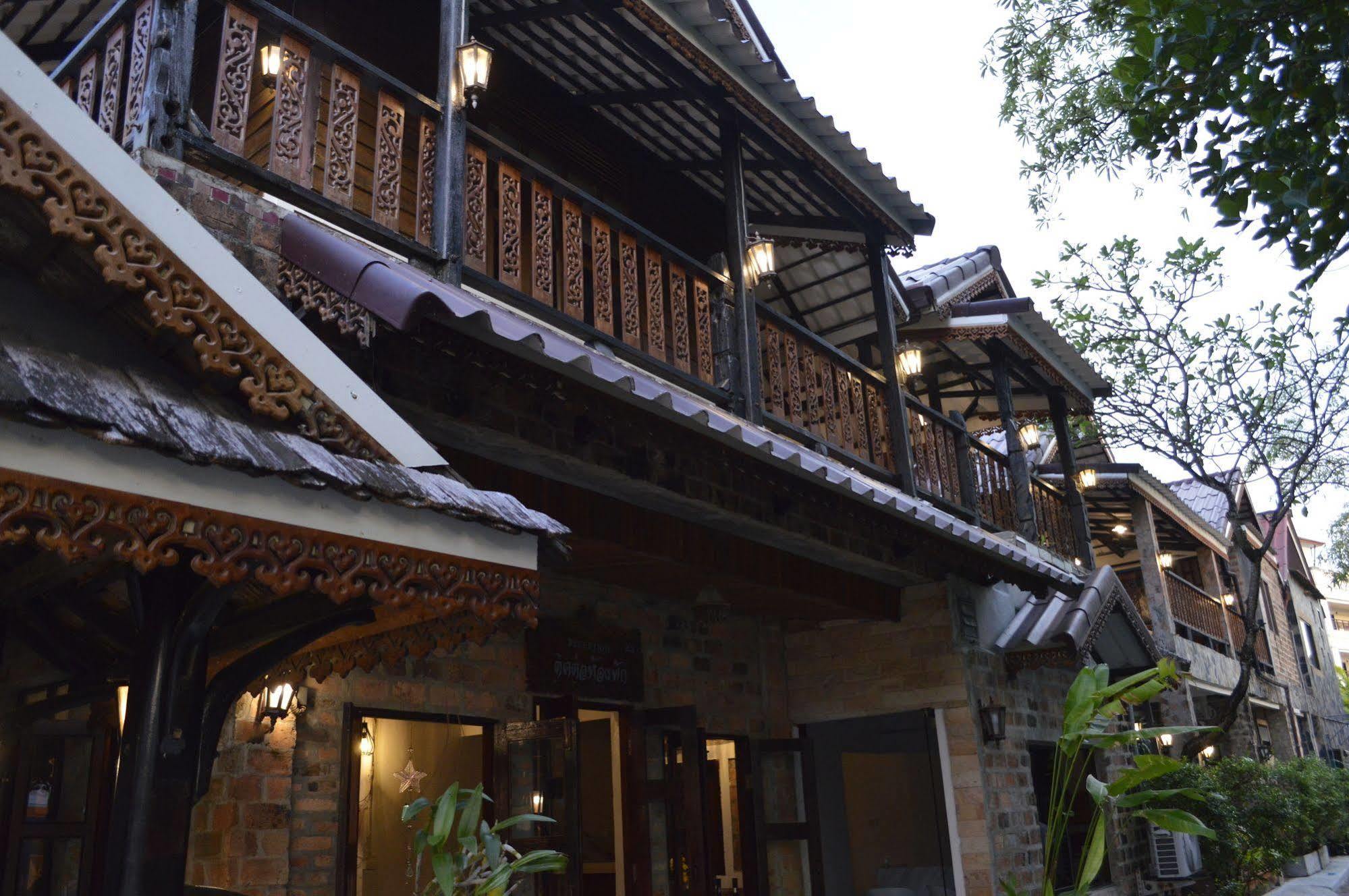 Baan Thai Homestay by bGb Villas Pantai Kata Bagian luar foto