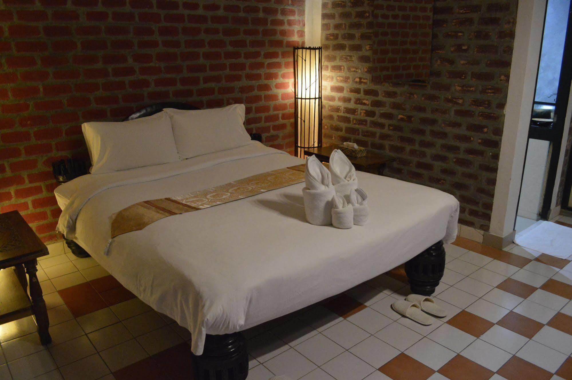 Baan Thai Homestay by bGb Villas Pantai Kata Bagian luar foto