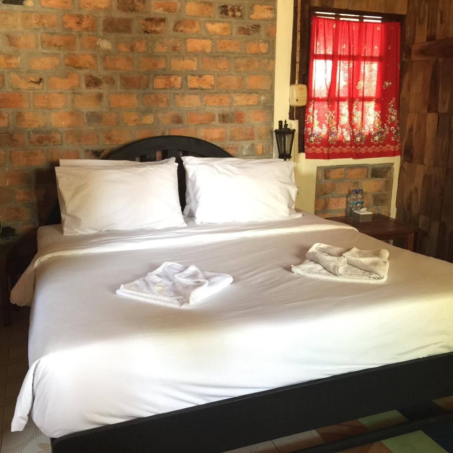 Baan Thai Homestay by bGb Villas Pantai Kata Bagian luar foto